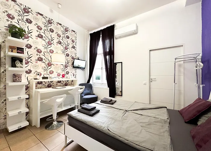 Stylish & Cozy Central Studio - Purple Room