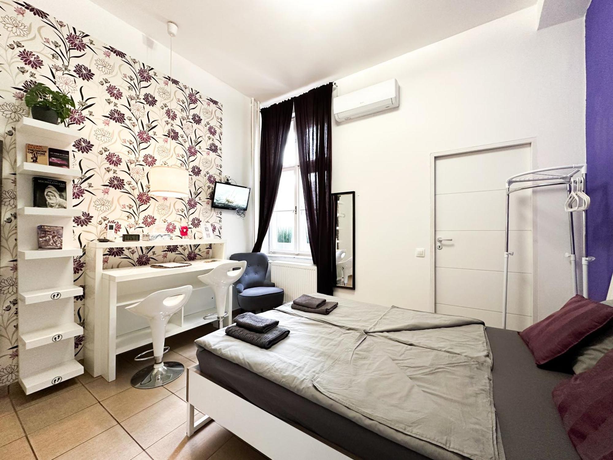 Apartment Stylish & Cozy - Purple