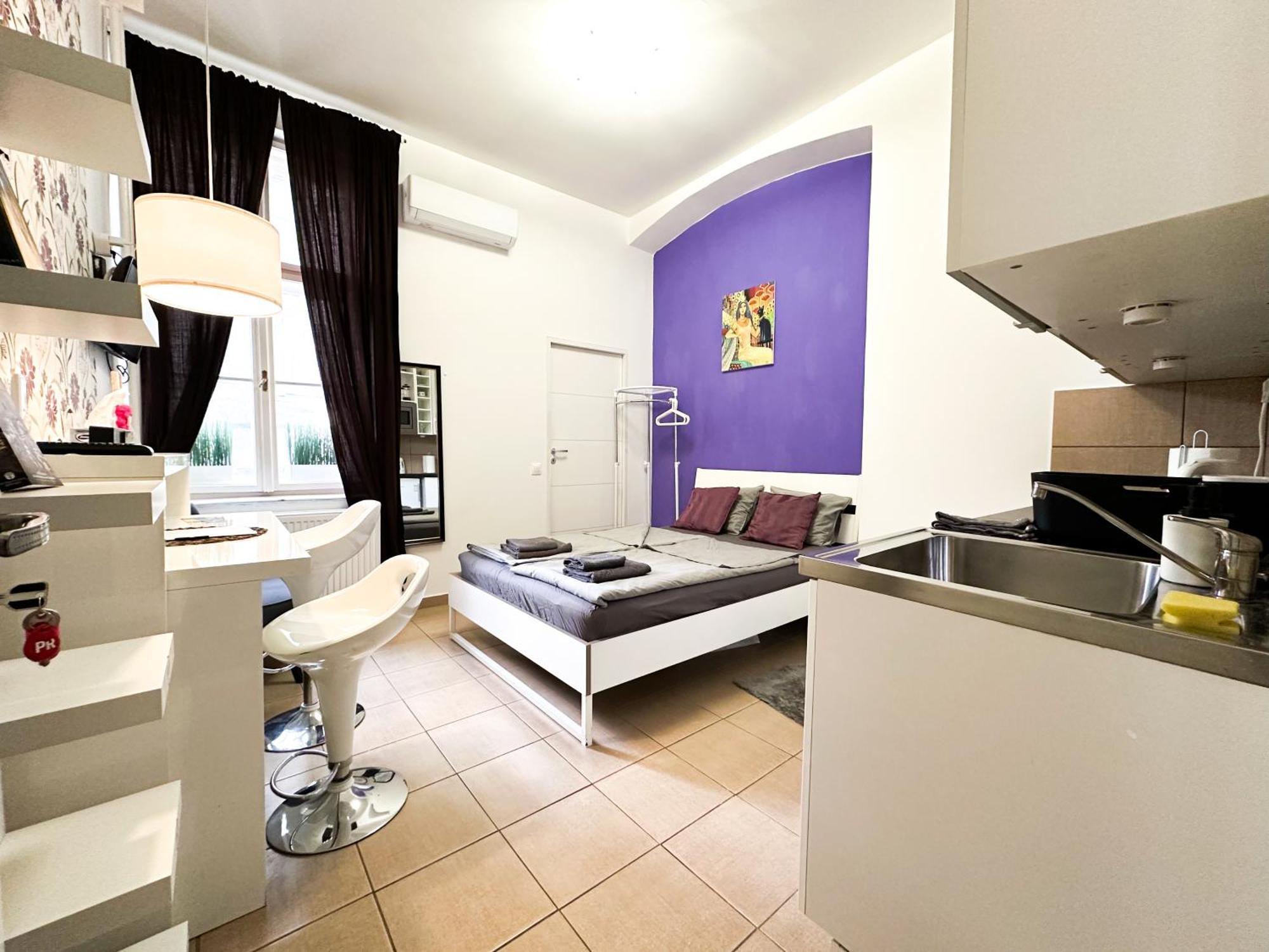 Apartment Stylish & Cozy - Purple Budapest